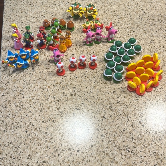 Super Mario collectors edition, chess pieces, extras - Picture 1 of 4